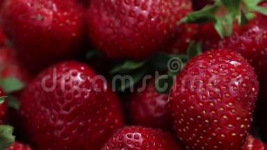 红色的新鲜草莓。 美味可口的美丽草莓。 绿色背景上的草莓。 最好的红草莓。
